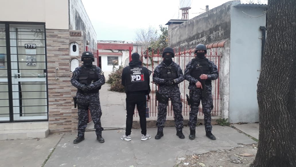 Un allanamiento culminó con dos detenidos, droga y armas secuestradas.