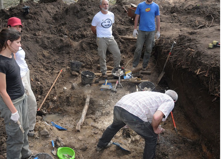 Excavaciones dentro del regimiento militar. 