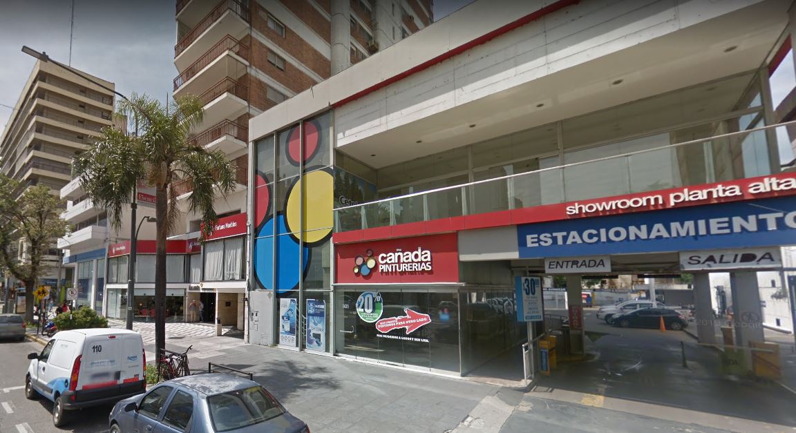 El empresario caminaba hacia el banco de la esquina cuando fue asaltado.
