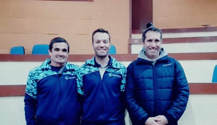 Lisandro en el medio de sus compañeros. "Pilin" González y Adrián Bottaro