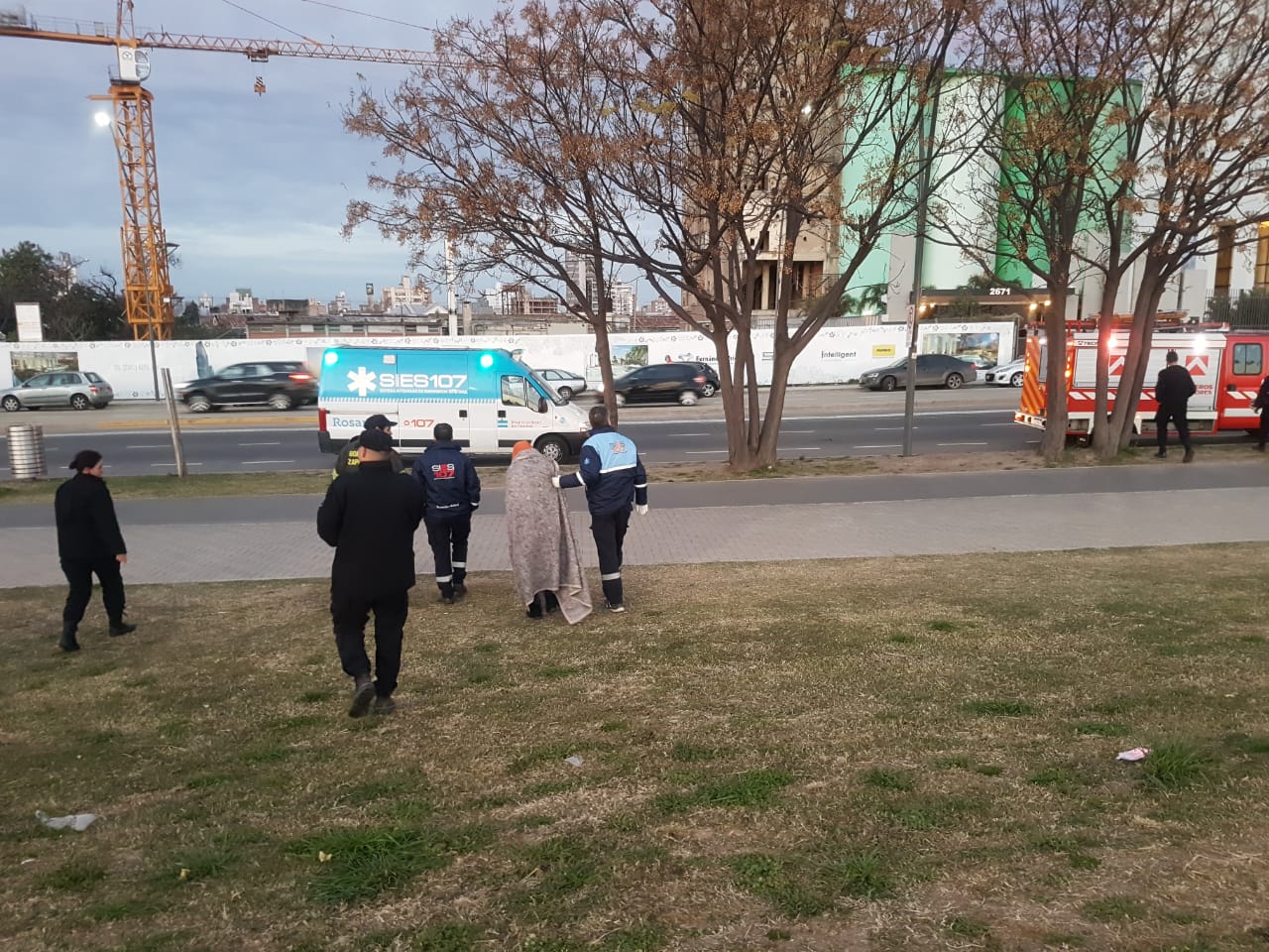 Imagen del rescate de los agentes municipales y médicos del Sies. 