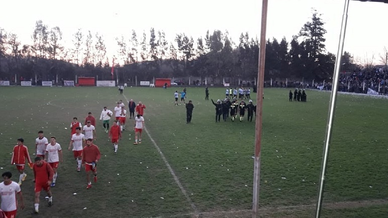 La salida de la terna arbitral fue compleja en el Chiquito Domínguez.
