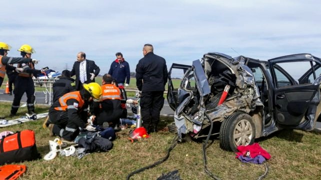 El choque ocurrió cuando el auto cruzó hacia el carril opuesto.