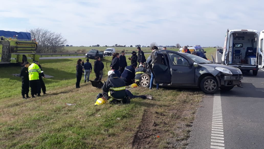 El choque ocurrió cuando el auto cruzó hacia el carril opuesto.