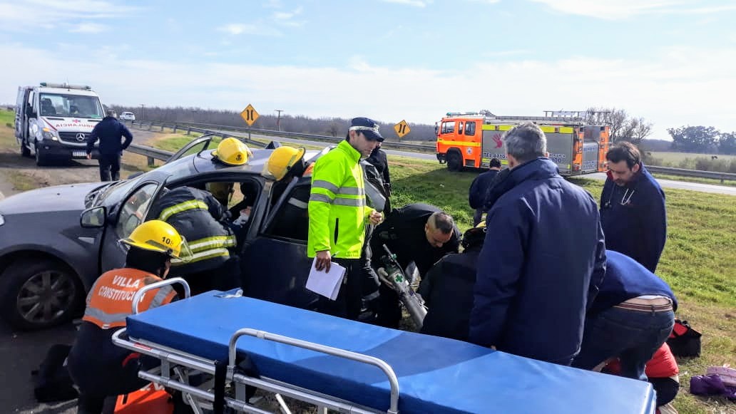 Bomberos y paramédicos en el rescate de las víctimas. 