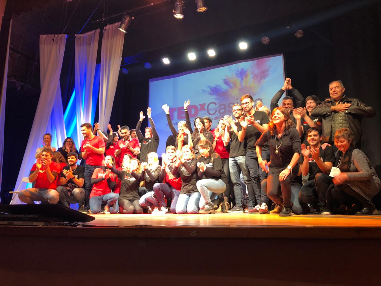 Los oradores y los organizadores juntos en una placa final.