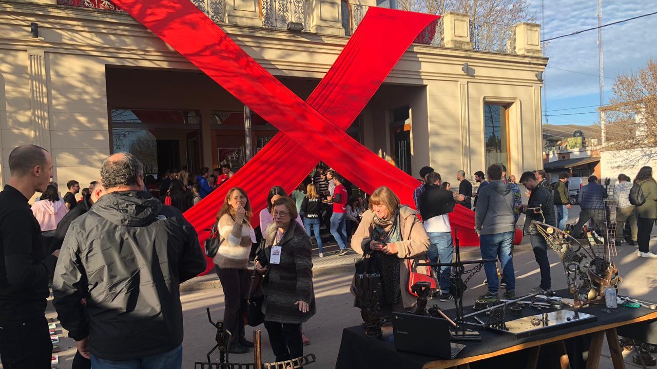 Durante el breack la gente disfrutó en las afueras del teatro.