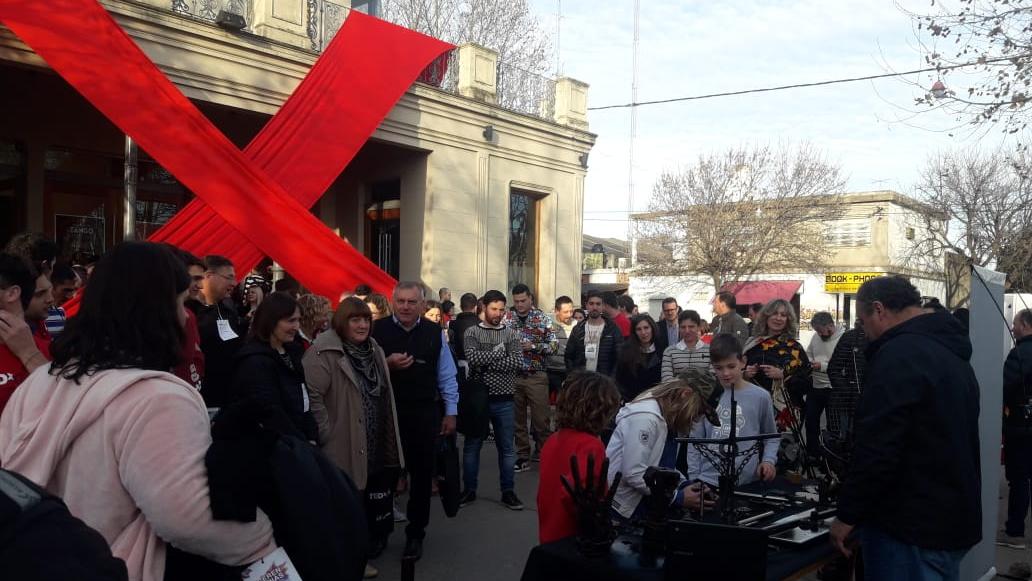 Durante el breack la gente disfrutó en las afueras del teatro.