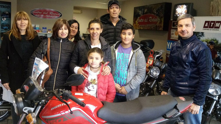 Los ganadores del sorteo junto a Osvaldo Acuña.