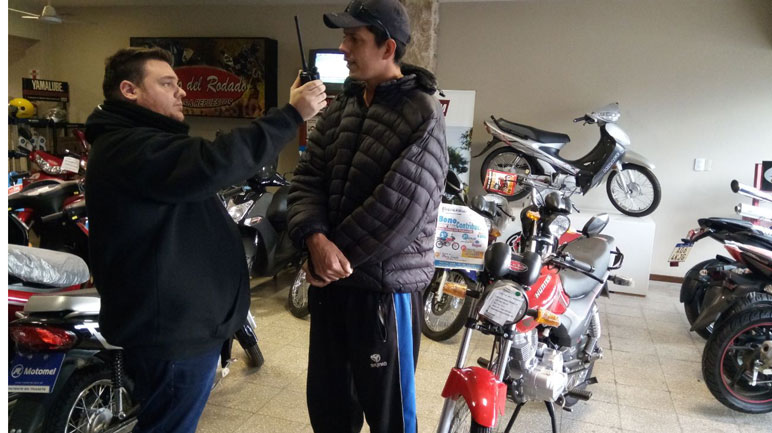 Osvaldo junto al premio principal, que entregó Centro del Rodado.
