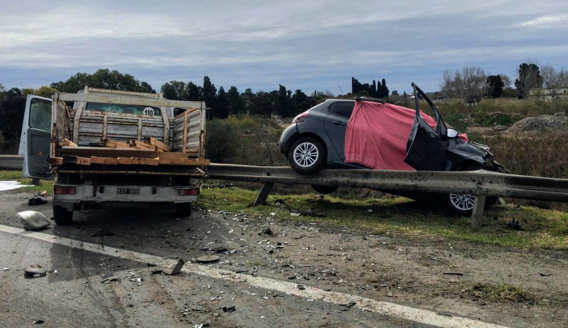 Una mujer murió tras cruzarse de carril y chocar en la autopista a Santa Fe