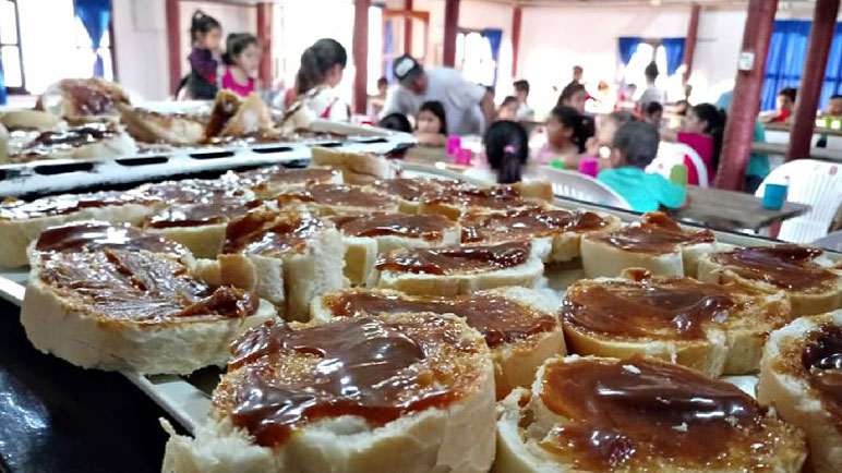 Los chicos del Alberdi tiene la merienda asegurada para las vacaciones.