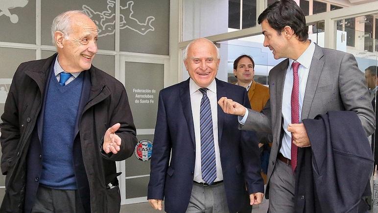 Los candidatos con el socialista, este lunes en Santa Fe.