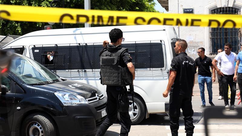 La policía acordonó la zona del atentado donde murió un policía.