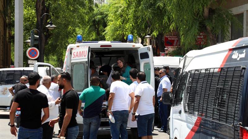 La policía acordonó la zona del atentado donde murió un policía.