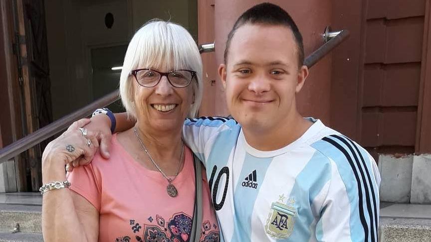 Rosita y su nieto, abrazados por la vida.