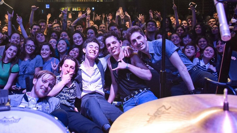 Los Joystick junto a sus fans en una de sus últimas presentaciones.