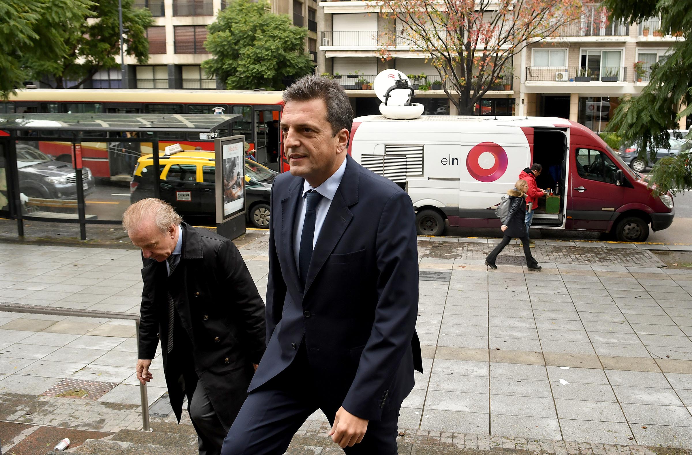 Massa y un renunciamiento para la fórmula Fernández - Fernández.
