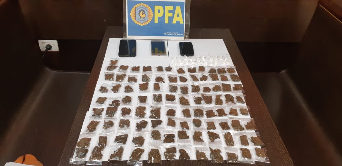 Armas, dinero y otros elementos decomisados durante el despliegue policial. 