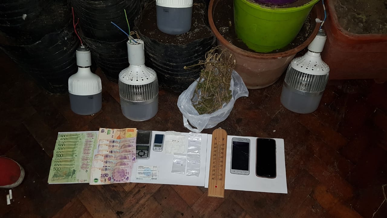 Armas, dinero y otros elementos decomisados durante el despliegue policial. 