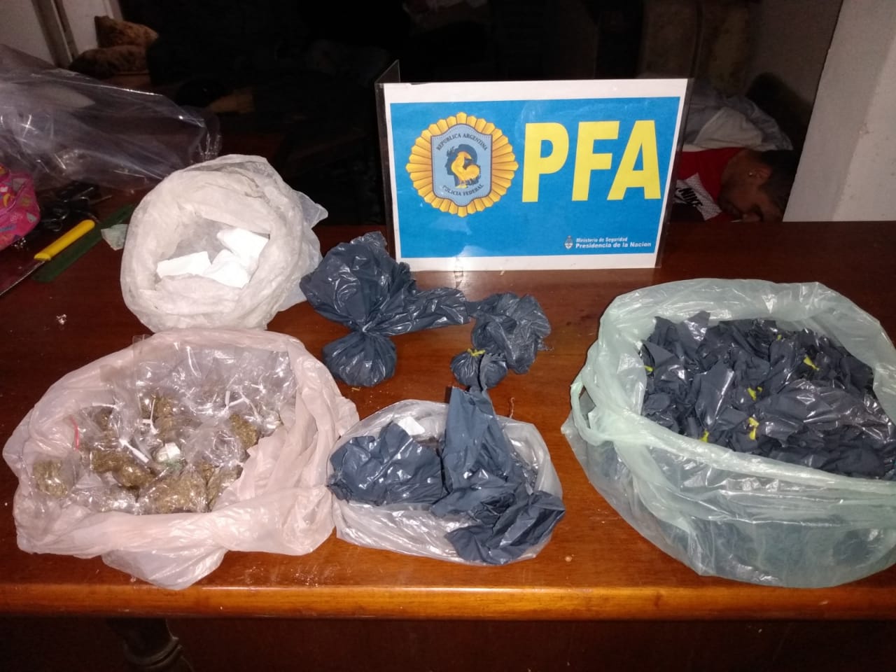 Armas, dinero y otros elementos decomisados durante el despliegue policial. 