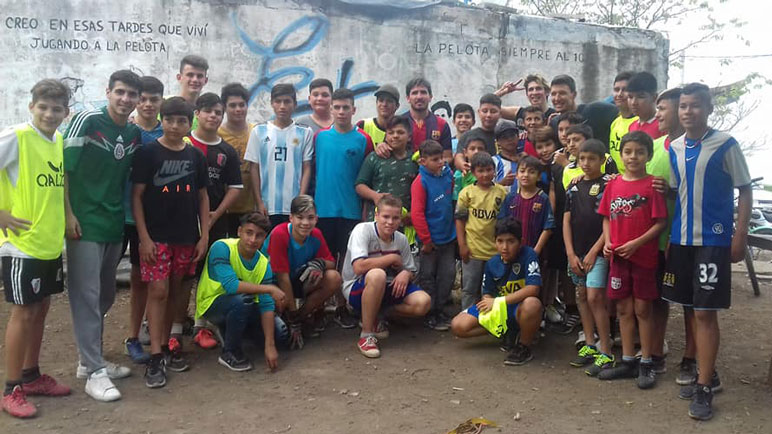 La foto final con todos los chicos que jugaron junto a él.