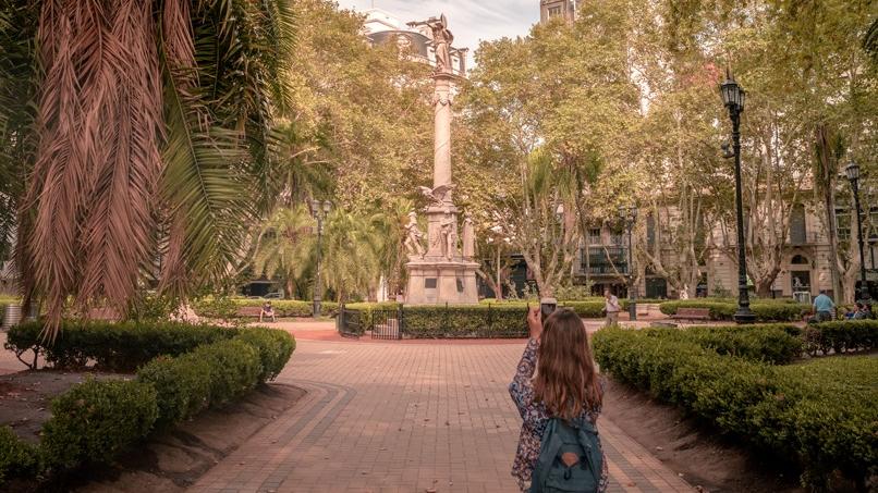 La histórica Plaza 25 de Mayo, ubicada junto al Monumento a la Bandera.