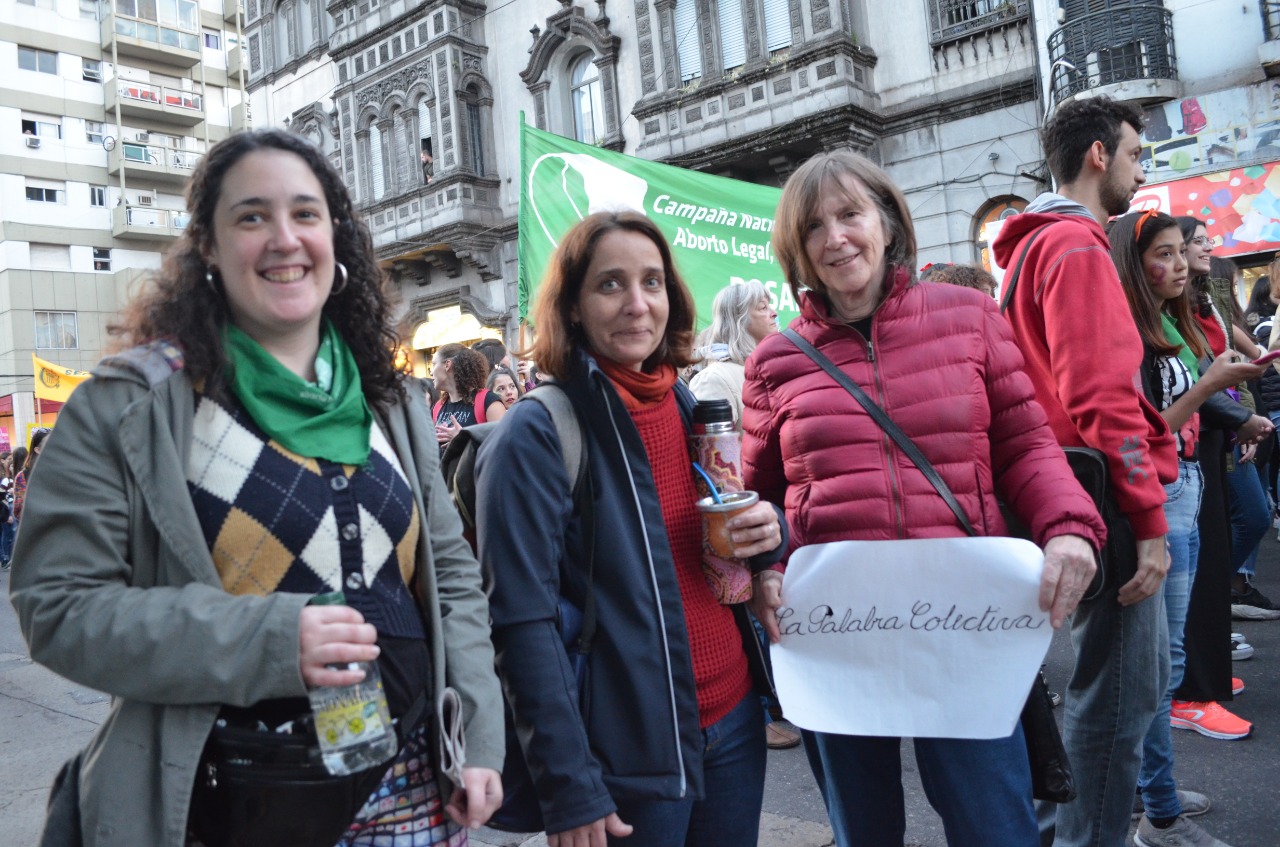 Flor Giusti, Clarisa Vitantonio y Gloria Lenardón son de La Colectiva y marcharon el 3J.