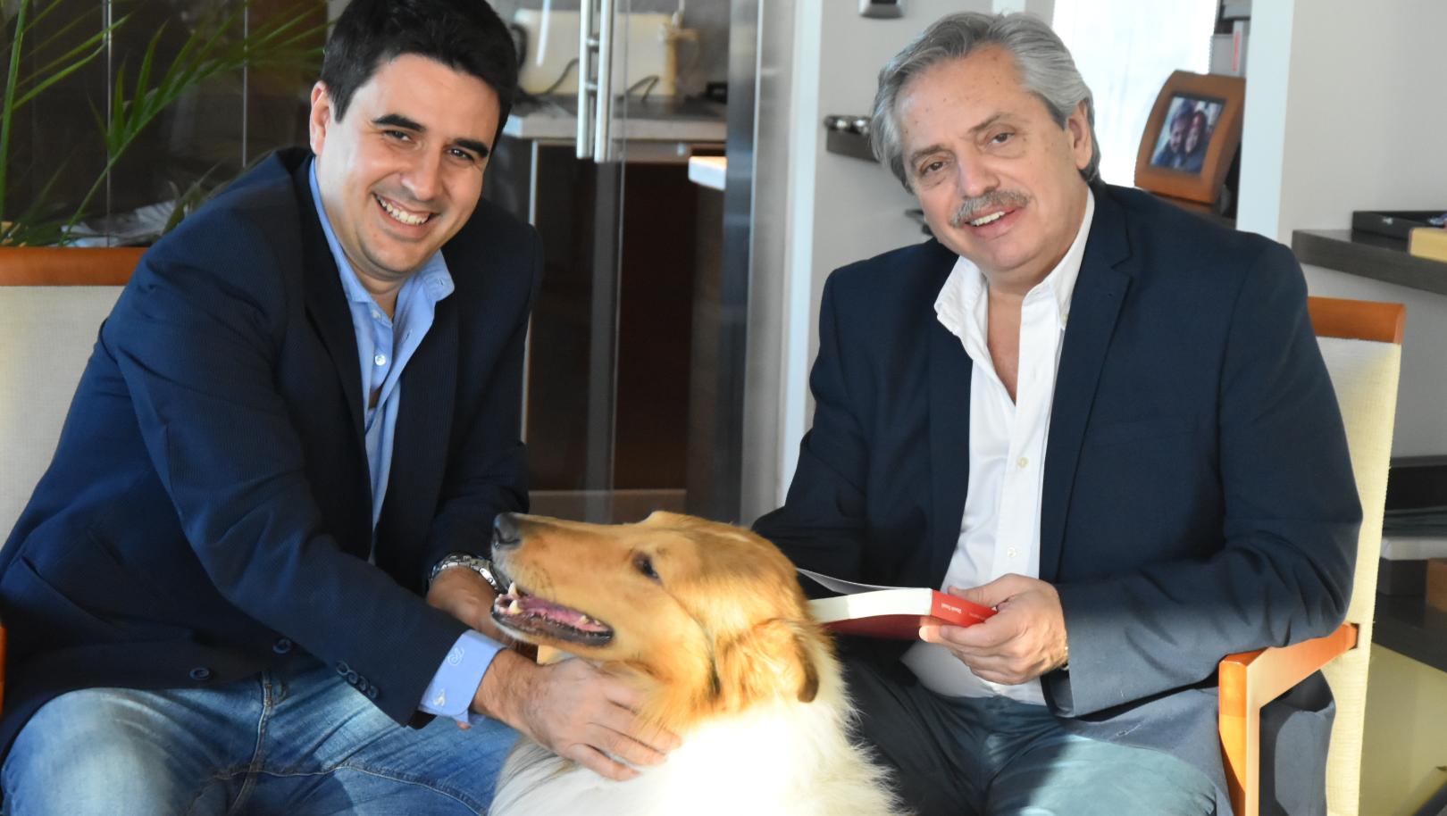 Eduardo Toniolli junto a Alberto Fernández y su perro, Dylan. 