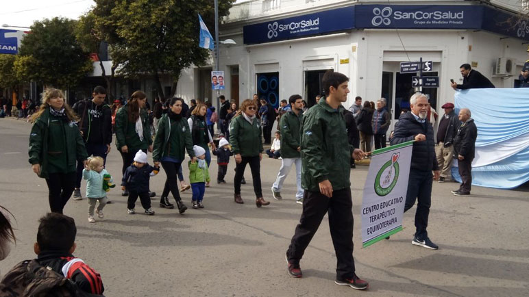 Las mejores imágenes del desfile patriótico por las calles de la ciudad