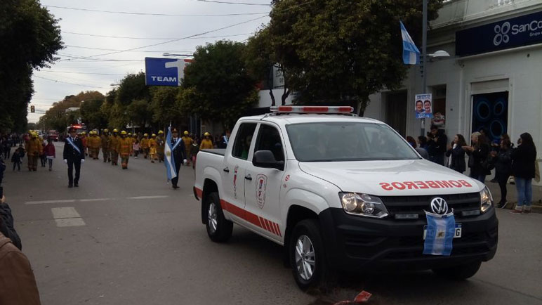 Las mejores imágenes del desfile patriótico por las calles de la ciudad