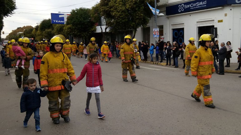 Las mejores imágenes del desfile patriótico por las calles de la ciudad