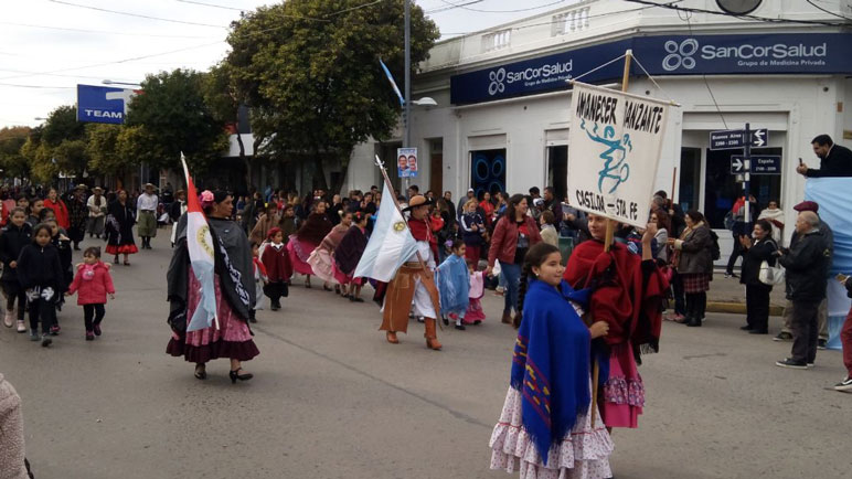 Las mejores imágenes del desfile patriótico por las calles de la ciudad