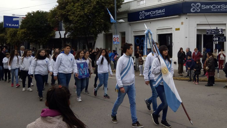 Las mejores imágenes del desfile patriótico por las calles de la ciudad
