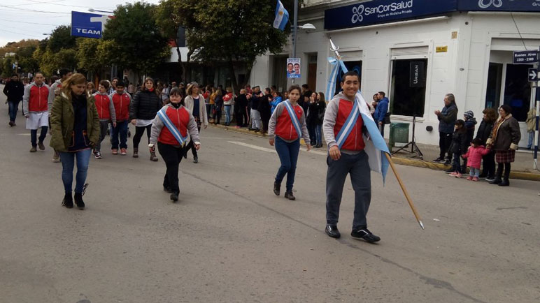 Las mejores imágenes del desfile patriótico por las calles de la ciudad
