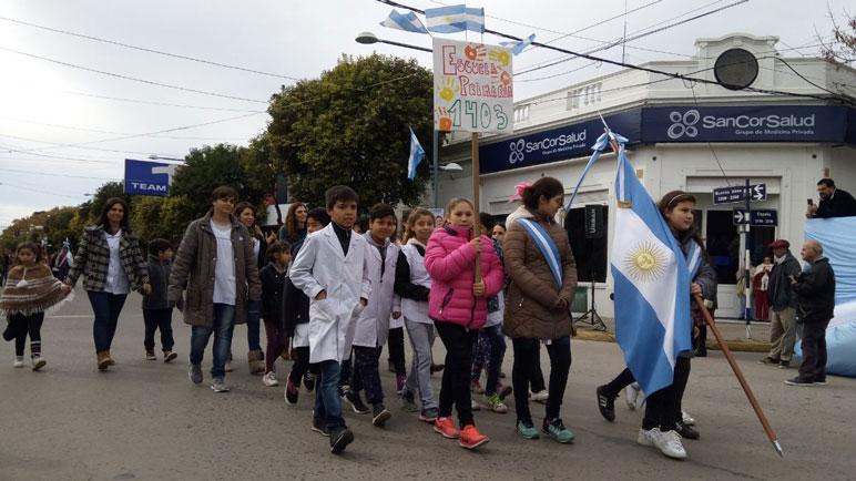 Las mejores imágenes del desfile patriótico por las calles de la ciudad