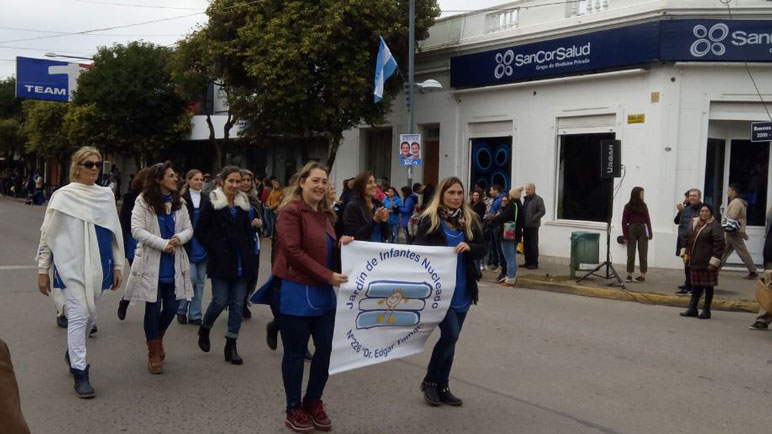 Las mejores imágenes del desfile patriótico por las calles de la ciudad