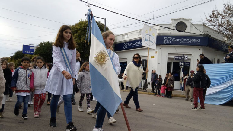Las mejores imágenes del desfile patriótico por las calles de la ciudad