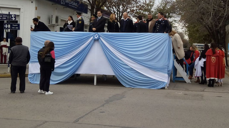 Las mejores imágenes del desfile patriótico por las calles de la ciudad