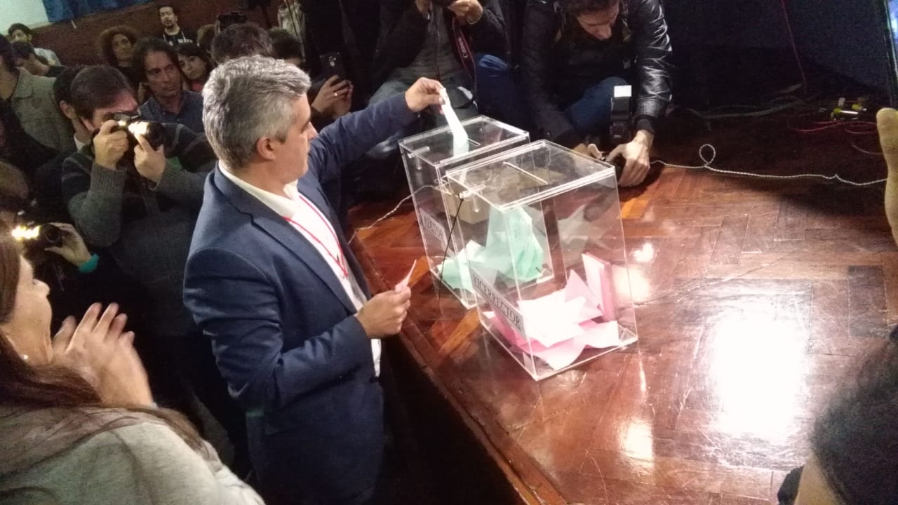 Bartolacci al momento de la votación.