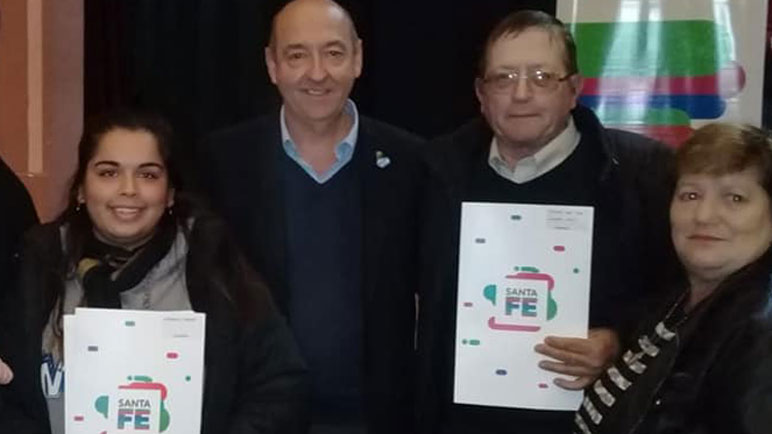 Rostros de satisfacción para las familias que ya son propietarias de su techo.