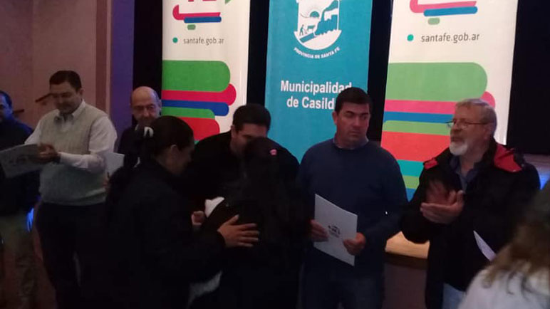 Rostros de satisfacción para las familias que ya son propietarias de su techo.
