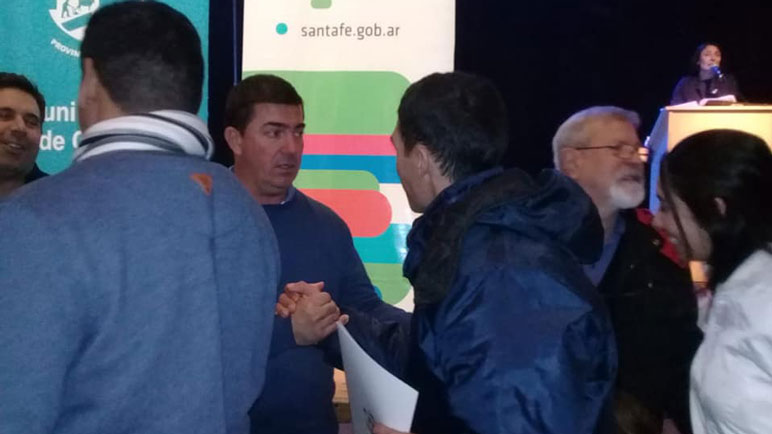Rostros de satisfacción para las familias que ya son propietarias de su techo.