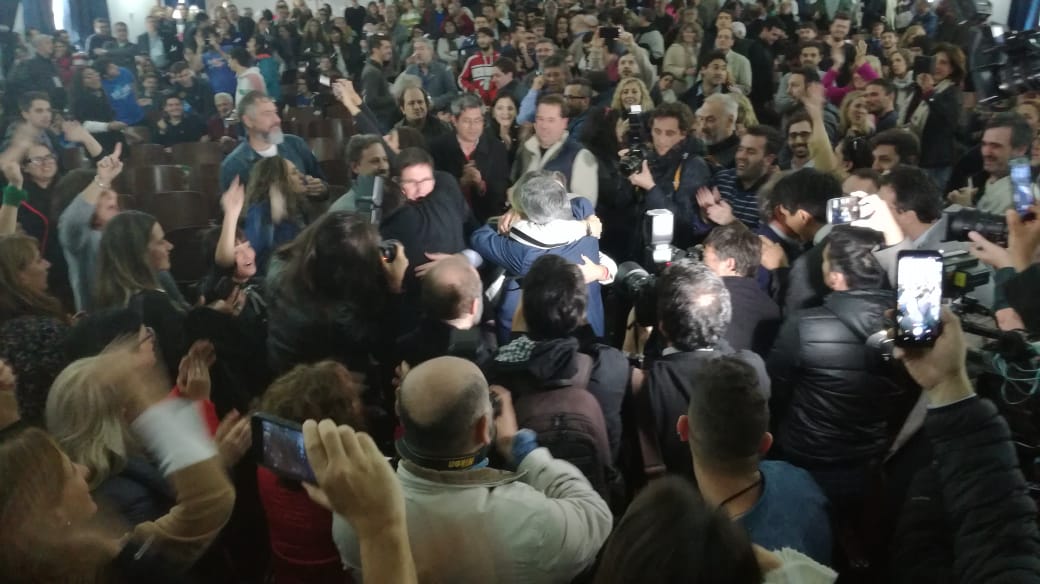 Bartolacci en el centro de los abrazos, al término de la asamblea.