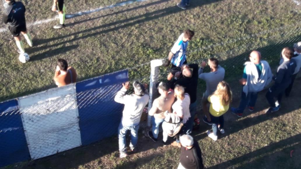 Pablo y Diego Becker, jugadores de Rosario Centreal, estuvieron en el Cemento acompañando a su hermano.