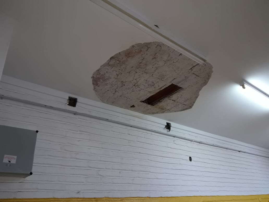 El cráter que quedó dentro del salón.