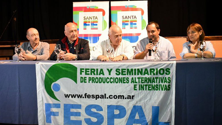 La conferencia que encabezaron Lifschitz y Lesgart, con micrófono en mano.