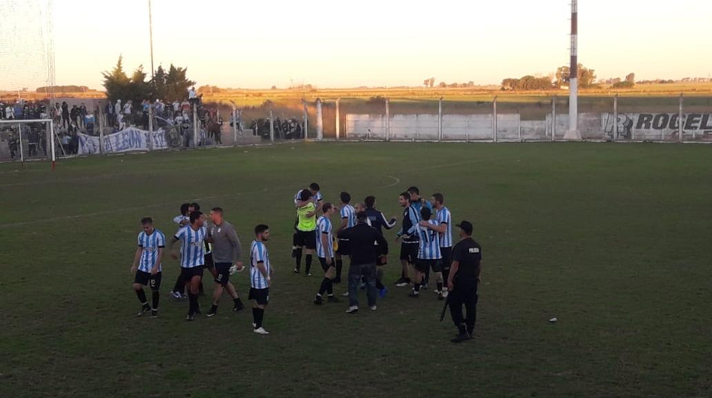 Una cara y la otra, ambas imágenes que brindó el gran partido en Pujato.