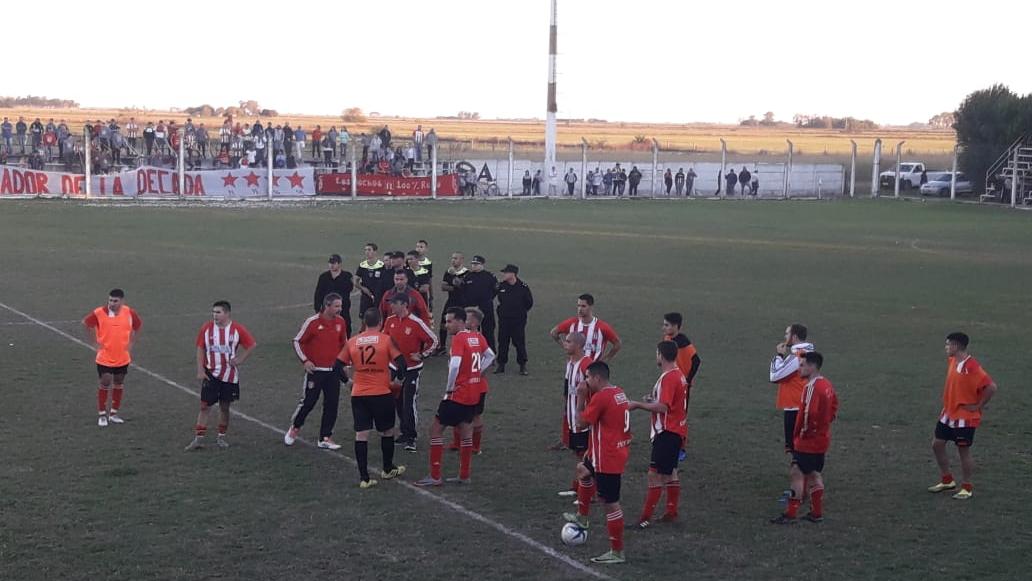 Una cara y la otra, ambas imágenes que brindó el gran partido en Pujato.