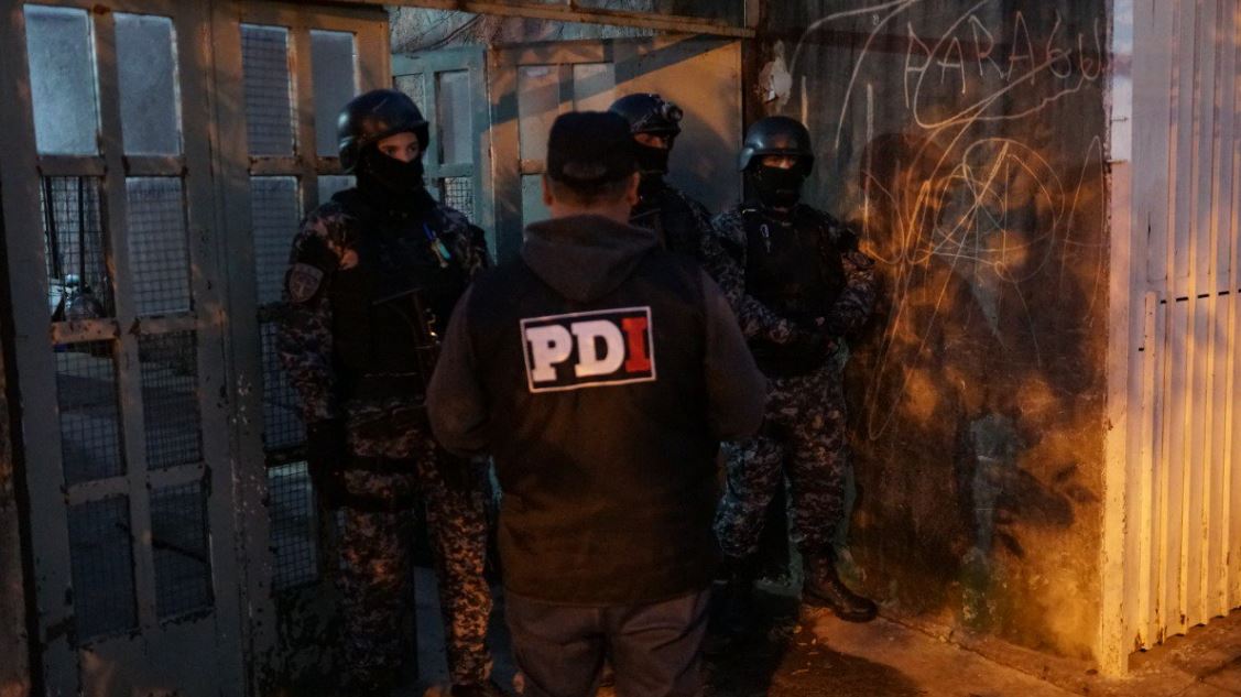 La PDI allanó tres domicilios en barrio Ludueña.